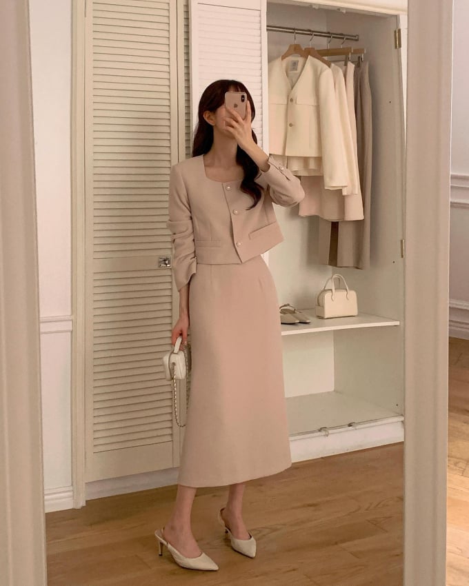 Diện những set đồ đồng bộ, nàng công sở sẽ không cần phải suy nghĩ nhiều trong khoản mix & match. Ngoài ra, gam màu be làm chủ đạo cũng sẽ giúp vẻ ngoài thêm tươi trẻ, ngọt ngào.