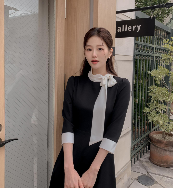 Chi tiết cổ nơ buộc mang đến  nữ tính, yêu kiều và thanh lịch đúng chất công sở. Để vẻ ngoài thêm long lanh, đôi khuyên tai ngọc trai là món phụ kiện lý tưởng để hoàn thiện outfit.