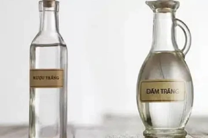 Dung dịch giấm trắng và rượu trắng có thể là giải pháp cho một vấn đề hôi chân