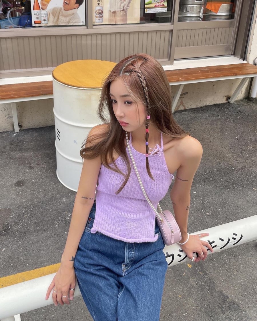 Quần jeans xanh qua bao mùa vẫn không lỗi mốt.