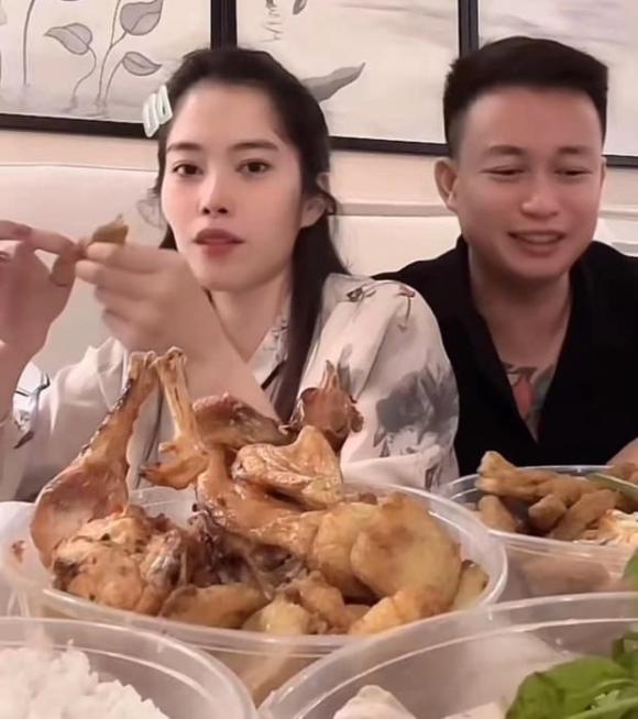 Nam Em cùng bạn trai đã có những chia sẻ trên sóng livestream  