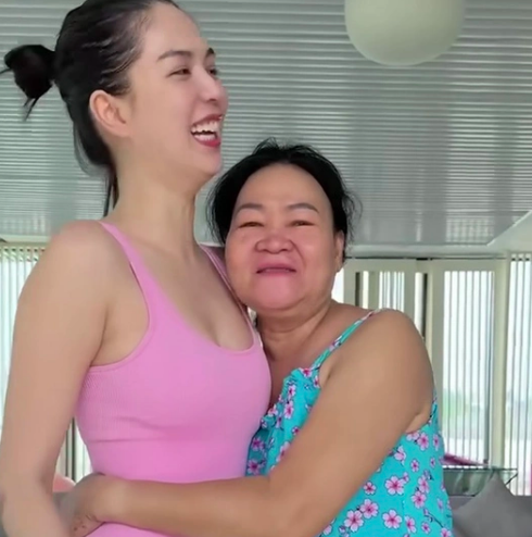 Mẹ kế Ngọc Trinh lo lắng suy nghĩ cho cô.      