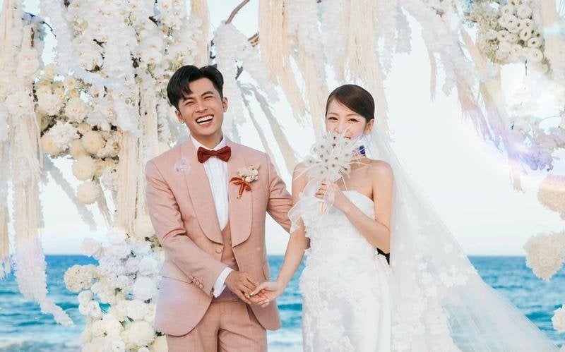 Cả hai đã có một Quatrian shbet hiện đang mở đầy lãng mạn bên bờ biển.