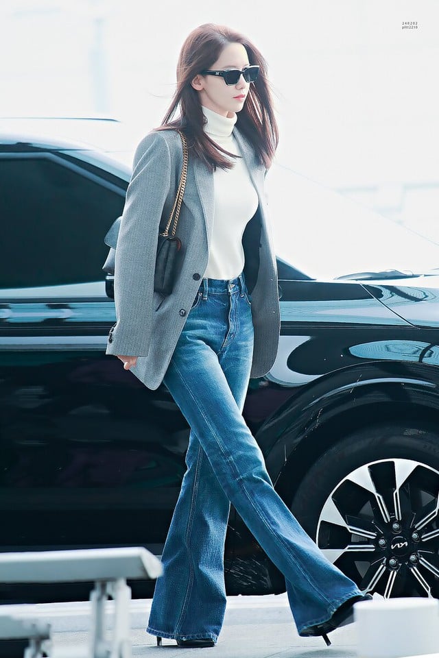 Áo cổ cao, quần jeans ống loe, blazer... là những món đồ cơ bản trong tủ đồ. Với những items này Yoona có được bộ Shbet999 com đăng nhập thanh lịch, trẻ trung. Dù sở hữu chiều cao lý tưởng, Yoona cũng không chủ quan mà khéo léo sơ vin để tăng chiều cao của bản thân.     