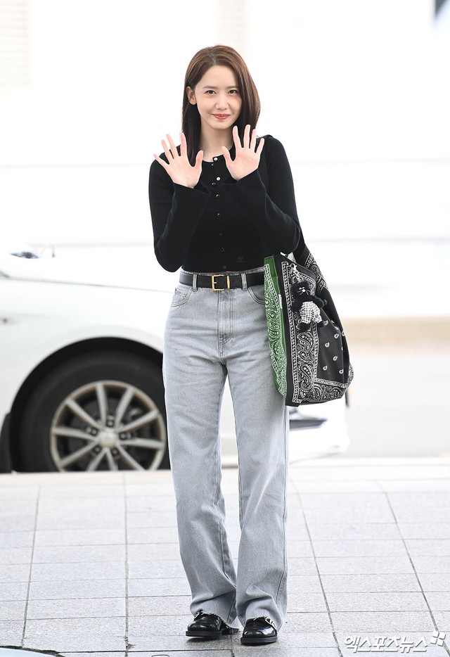 Áo đen cài khuy và quần jeans màu xám tạo nên bộ Shbet999 com đăng nhập cá tính, sau đó nhấn nhá thắt lưng da. Chiếc túi họa tiết giúp bộ đồ thêm nổi bật mà vẫn hài hòa.