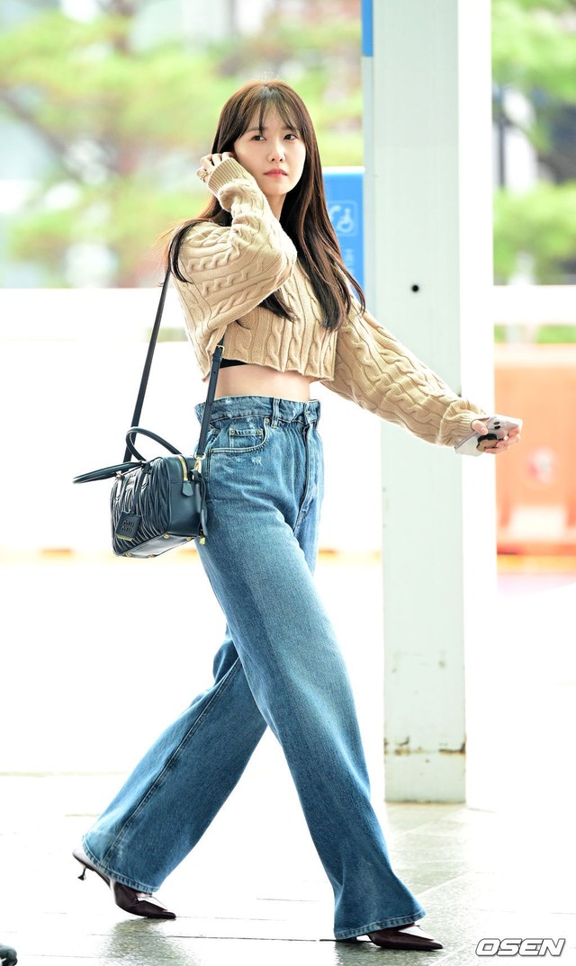 Yoona ưu tiên phiên bản áo len dáng lửng. Không chỉ 