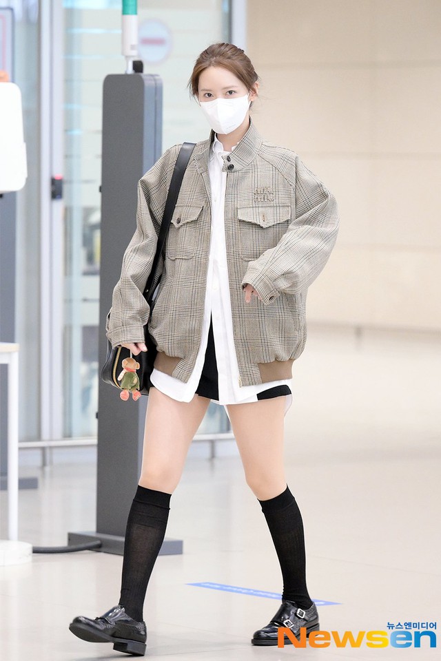 Áo sơ mi trắng với quần short, áo khoác bomber mang phong cách thời thượng, nổi bật nhưng không 