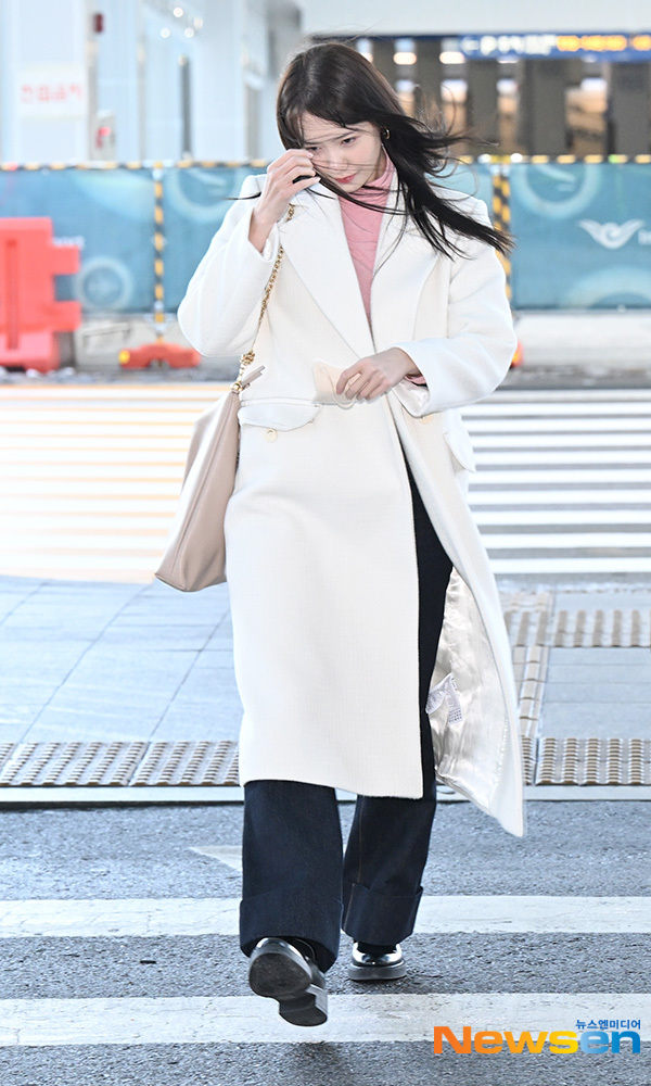 Yoona đã chọn một mẫu áo tông hồng pastel tạo điểm nhấn nổi bật cho tổng thể Shbet999 com đăng nhập, giúp vẻ ngoài của người diện càng thêm trẻ trung, ngọt ngào nhưng không làm giảm độ tinh tế.    