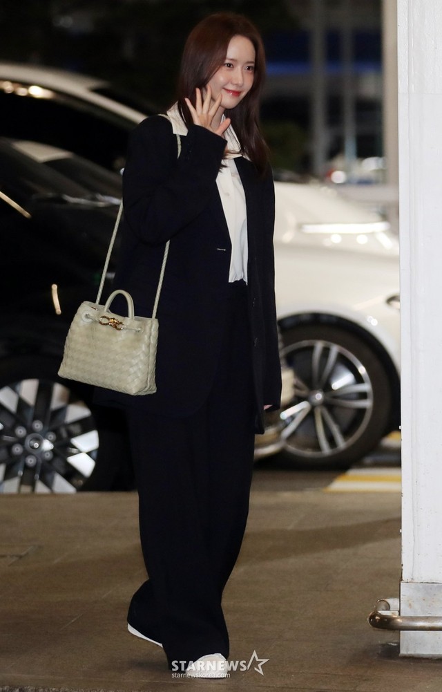 Yoona diện một set đồ rất đơn giản gồm áo sơ mi trắng, bộ suit màu đen và giày sneaker màu trung tính. Dẫu vậy, bộ Shbet999 com đăng nhập vẫn ấn tượng vừa cool ngầu vừa phong cách.