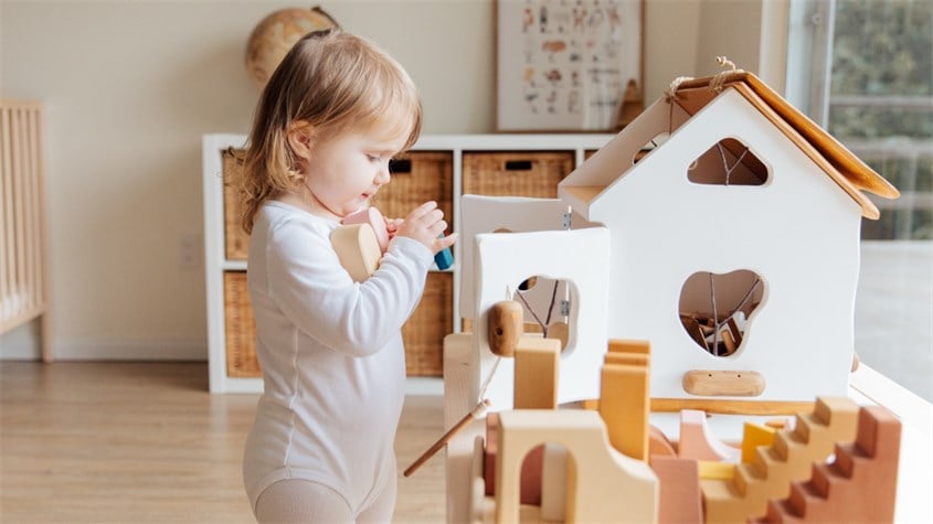 Trẻ tới nhà là điềm may cực lớn bởi trẻ mang năng lượng dương và trong sáng.