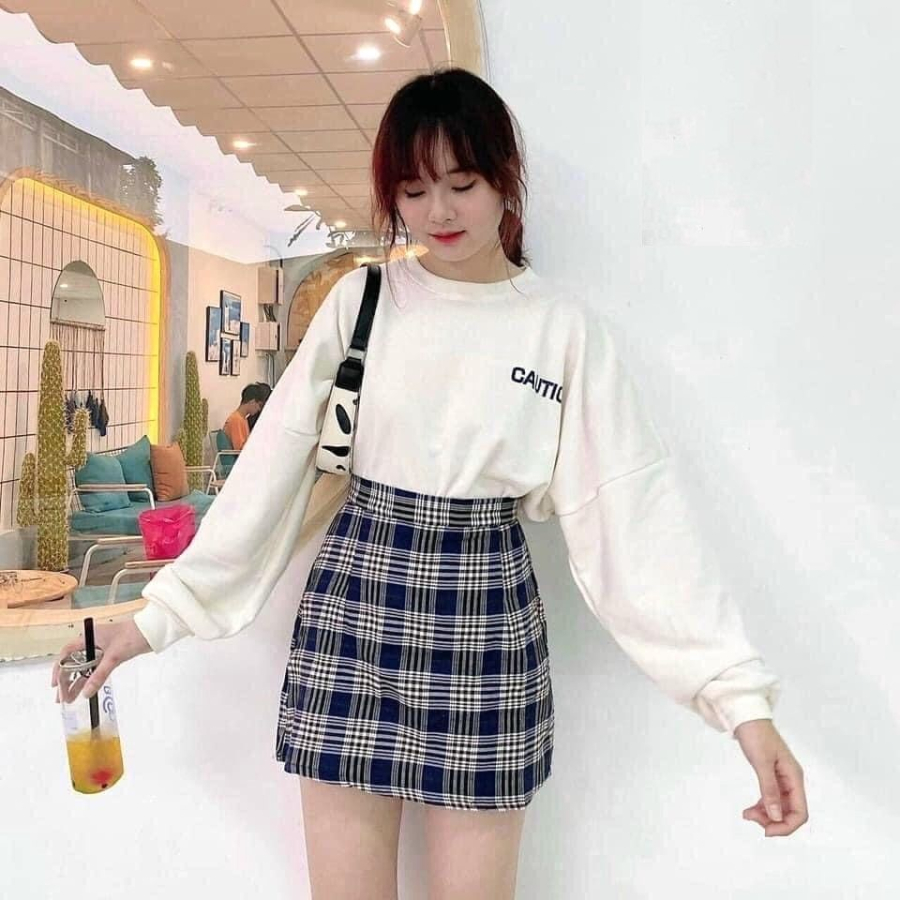 Mix áo thun với chân váy ngắn vô cùng hack dáng.