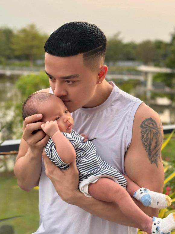 Vừa qua, Cao Thái Sơn gây chú ý khi công bố đón con trai đầu lòng. Anh vẫn giấu danh tính mẹ con trai với lý do 