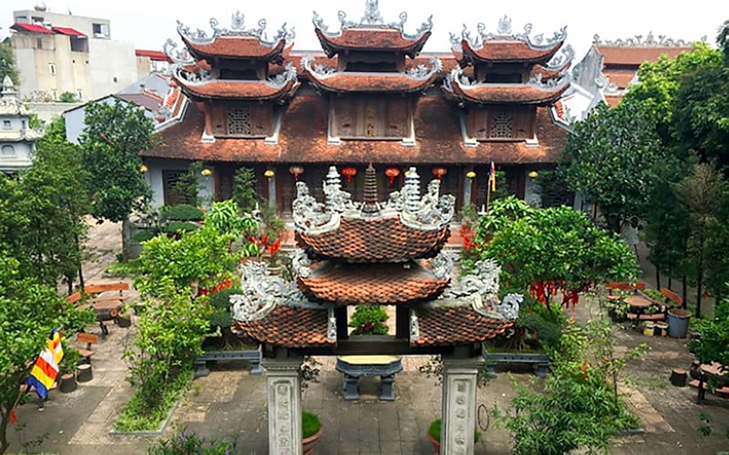 Quang cảnh chùa Ngâu thanh bình với những tán cây xanh mướt