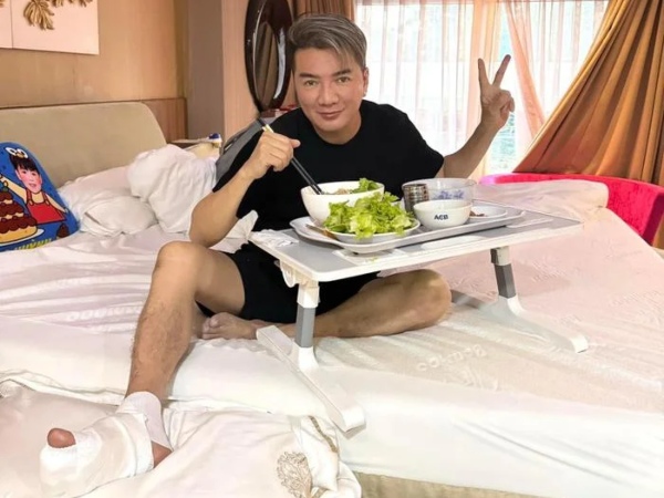 Vừa qua, Đàm Vĩnh Hưng chẳng may gặp sự cố trong lúc diễn trên sân khấu. Mới đây, anh tiết lộ bản thân mình tỏ mạnh mẽ giữa sự cố lần này nhưng có lúc cảm thấy lo lắng, stress và thậm chí là mất ngủ. Anh viết: 