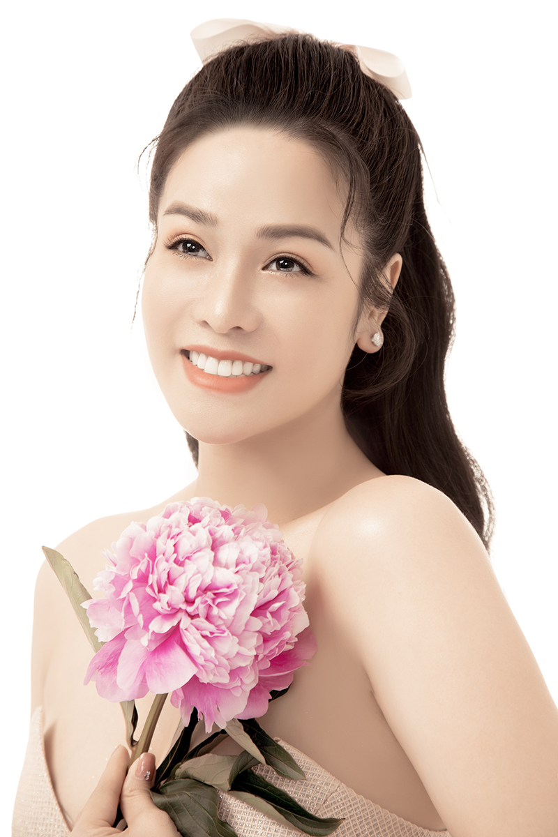 Mới đây, nhắc đến tin đồn “không đặt nặng cát-xê vì quá giàu nhờ kinh doanh” rầm rộ thời gian qua, Nhật Kim Anh thẳng thắn chia sẻ: “Không phải bây giờ đi kinh doanh tôi mới như vậy. Từ xưa khi làm diễn viên, nếu phim hay là tôi sẽ nhận, dù cho cát-xê có như thế nào”. Cô nàng còn nói thêm: “Tôi chỉ muốn cống hiến cho khán giả. Còn về chuyện cát-xê, tôi vẫn nhận nhưng tùy vào mối quan hệ nữa. Ví dụ anh em thân thiết tôi sẽ lấy khác, còn với những hãng phim có sự đầu tư sẽ phải khác. Tôi tùy tình huống để nâng lên hạ xuống cho phù hợp”. Theo Nhật Kim Anh, cô không quá quan trọng cát-xê, mà điều cô đặt nặng chính là chất lượng của dự án.