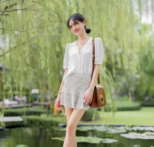 Công thức áo trắng và chân váy hoa nhí đơn giản mà nổi bật. Các nàng có thể lựa chọn giày lười và túi xách màu trung tính để hoàn thiện bộ Shbet999 com đăng nhập trẻ trung, năng động.    