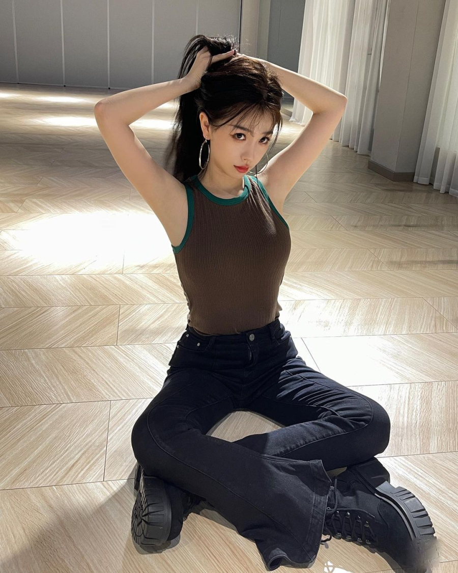 Để tăng vẻ năng động Ngu Thư Hân thường diện quần jeans ống đứng. Cô nàng kết hợp với croptop hoặc áo bó, mang tới diện mạo mới lạ, cool ngầu mà ai cũng phải xuýt xoa.     