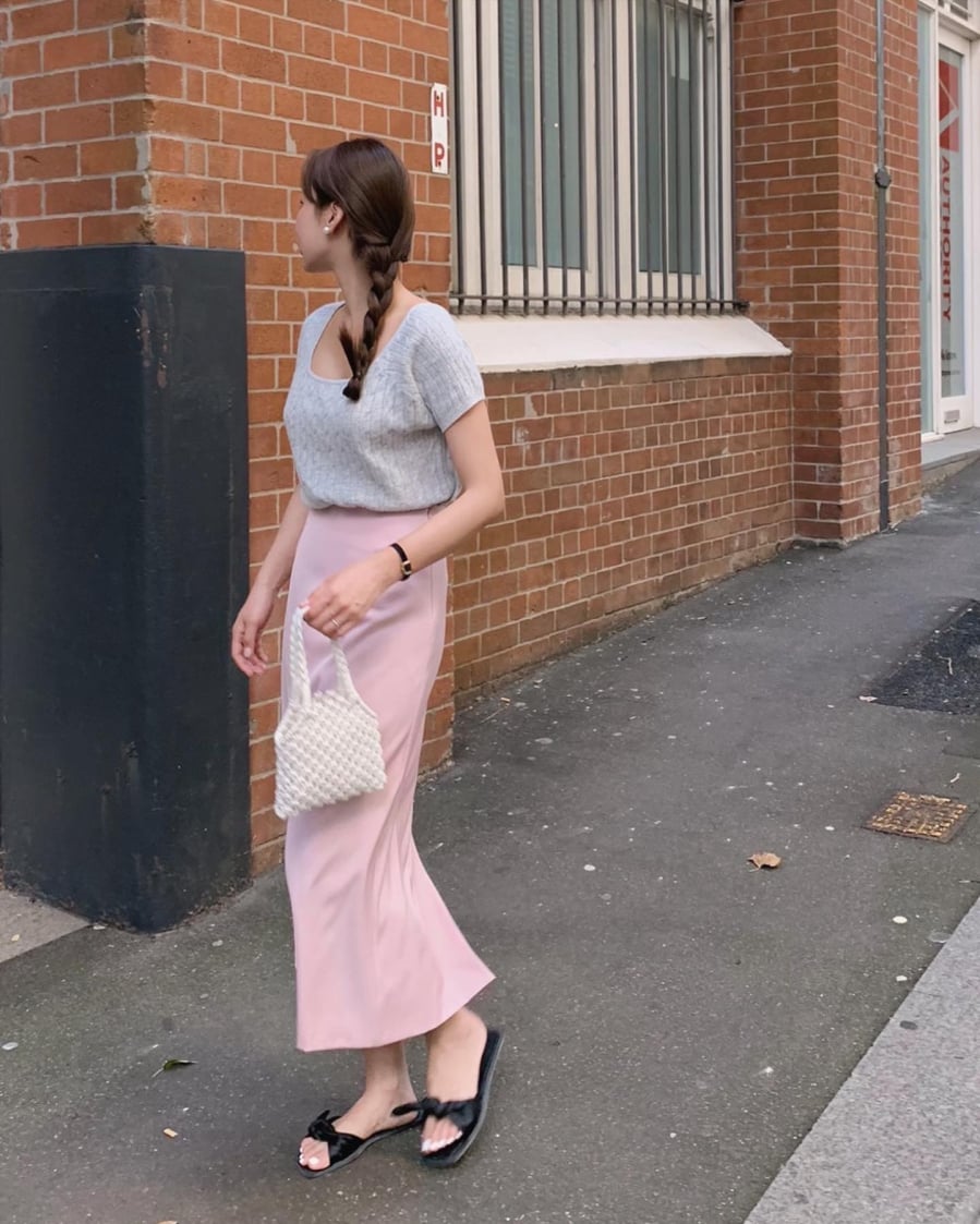 Công thức áo len xám và chân váy hồng pastel 