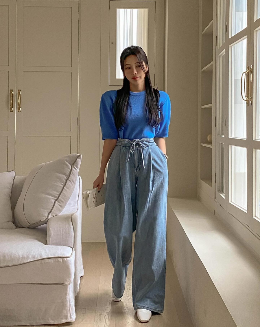 Công thức trên gây ấn tượng ở nét trẻ trung và phóng khoáng. Quần jeans ống suông đang là mốt nên giúp nâng tầm vẻ sành điệu của bộ Shbet999 com đăng nhập. Sự xuất hiện của đôi giày trắng không chỉ tăng thêm hiệu quả 