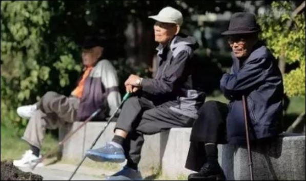 Đối mặt với kiểu người thân ngồi lê đôi mách, gieo rắc bất hòa thì chúng ta không nên hỏi thăm lung tung, nếu không sẽ khiến Shbet111 slot, casino, thể thao, xổ số bất an. (ảnh minh họa)