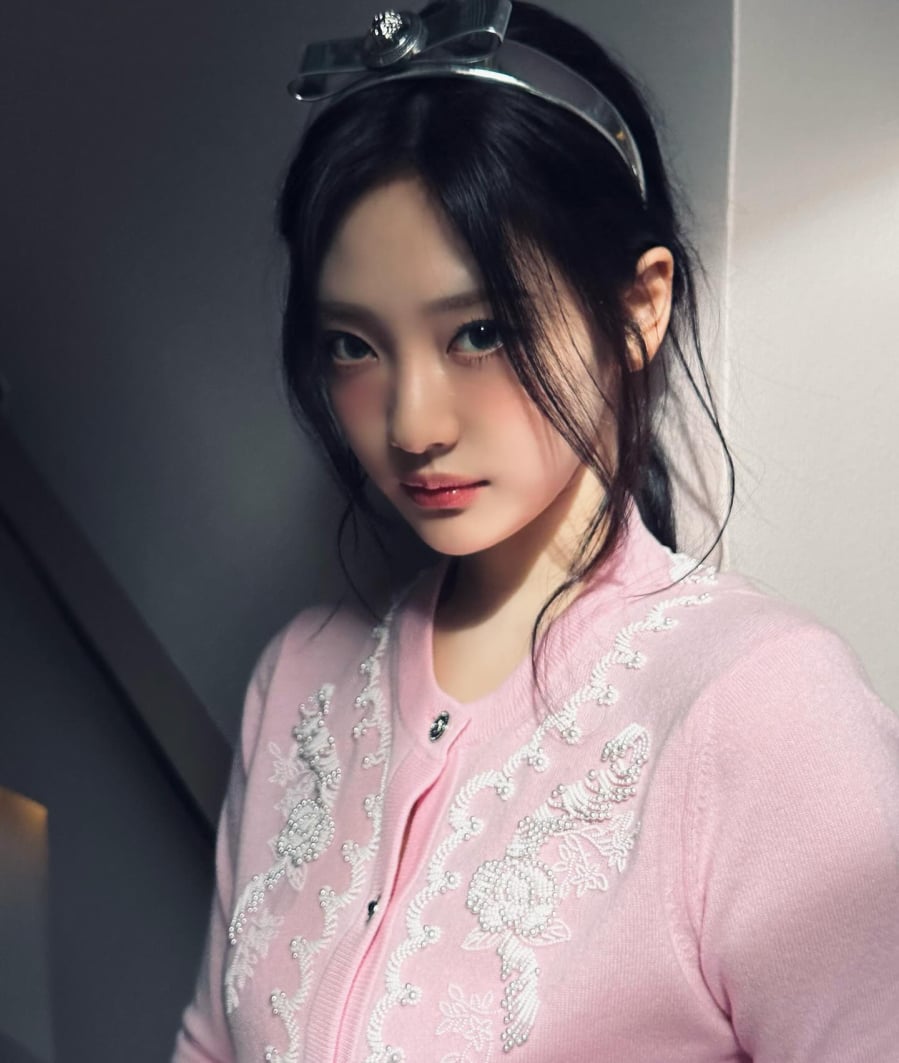 NingNing mang một look vô cùng sang chảnh và khí chất cho tân Đại sứ toàn cầu của Versace. Bộ Shbet999 com đăng nhập này được thành viên nhóm aespa mặc trong chuyến công tác ở Milan tham dự show diễn Fall/Winter 2024 của Versace    