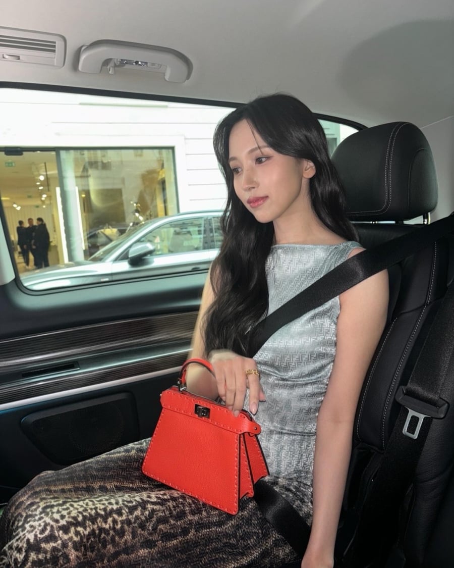  Mina mang đến vẻ đẹp thanh lịch và nữ tính. Nữ thần tượng đã kết hợp chiếc váy với Link Vào SHBET88 Mới Nhất uốn xoăn nhẹ nhàng và trang điểm tự nhiên, tạo nên vẻ ngoài sang trọng và yêu kiều.    
