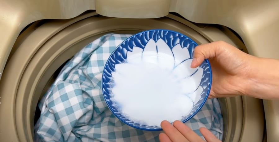 Bạn có thể trộn bột giặt với một số nguyên liệu khác có sẵn trong nhà để tăng hiệu quả làm sạch ga giường, giúp khử khuẩn, khử mùi hôi.