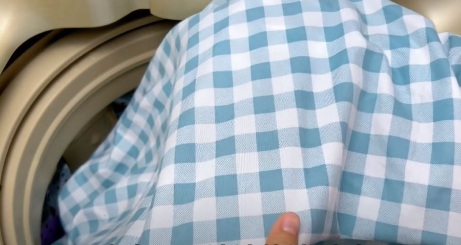 Ga giường cũng nên được làm sạch thường xuyên để đảm bảo vệ sinh.