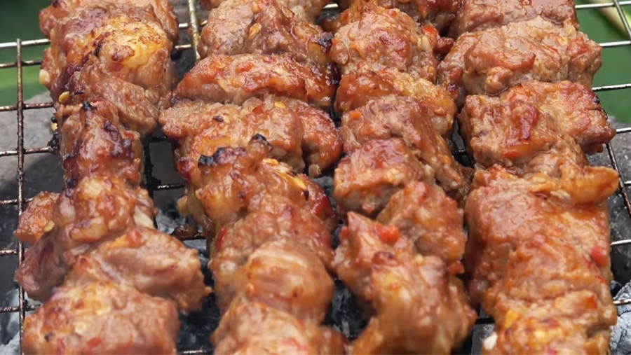 Nướng gù bò đến khi thấy thịt chuyển màu vàng nâu, săn chắc và thơm nức là được.