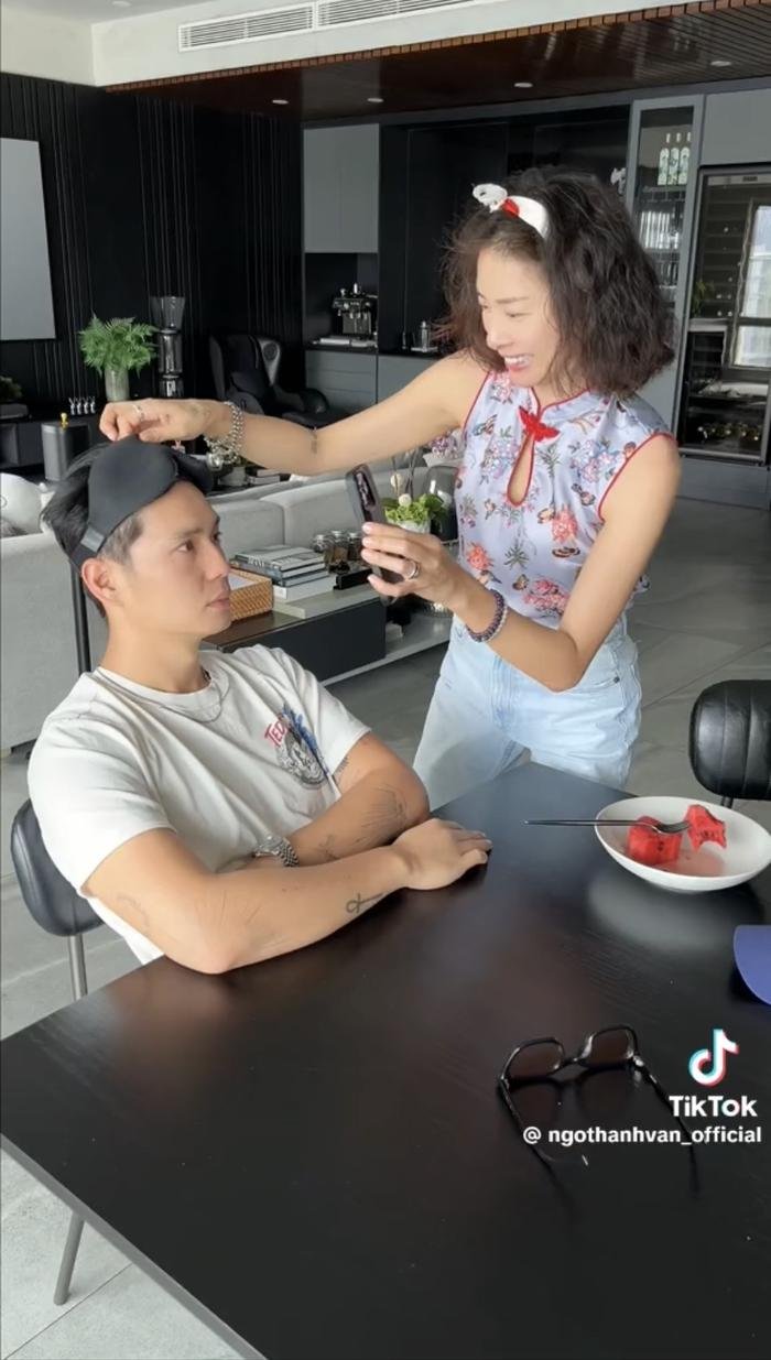Huy Trần bối rối vì hành động của vợ.