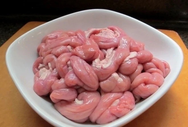 Nên đi chợ buổi sáng để chọn được đoạn lòng lợn ngon.  
