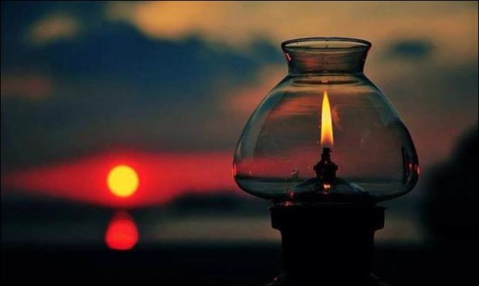 Cha mẹ tuổi già mà còn có những mối quan hệ mập mờ bên ngoài sẽ khiến con cái đau khổ. (ảnh minh họa)