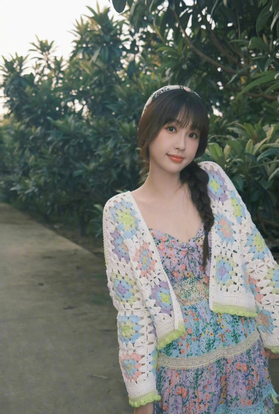  Cô nàng cũng là tín đồ mê mẩn váy hoa. Các mẫu váy của cô nàng đa dạng các form dài, ngắn nhưng luôn có đặc điểm chung ở phần cổ V/cổ vuông tôn lên vòng một. Để tiện lợi cho đi chơi, dạo phố, nữ diễn viên chọn tết tóc cá tính. Để biến hoá thành nàng 