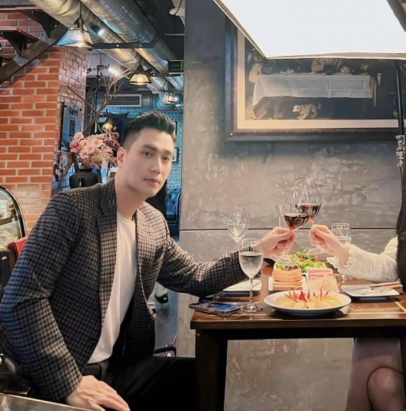 Mới đây, Việt Anh bất ngờ đăng ảnh tình tứ bên một người con gái giấu mặt. Bên cạnh đó, anh cũng chia sẻ: 