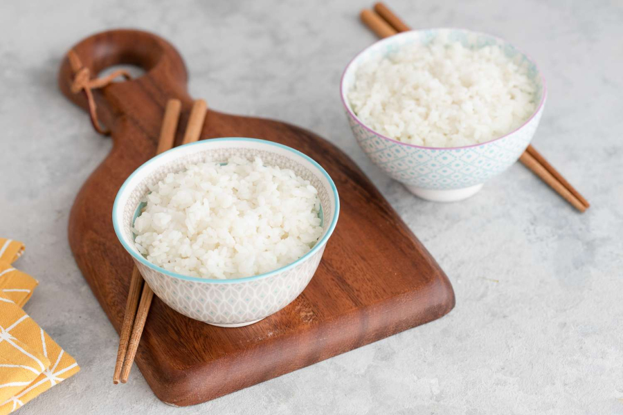 Muối, dầu ăn... giúp hạt cơm bóng đẹp và mềm thơm hơn.