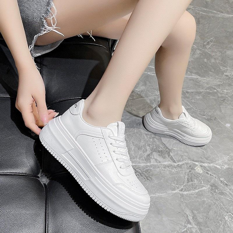 Đôi giày này không chỉ giúp phái đẹp trông trẻ trung hơn mà còn làm sáng bừng set đồ