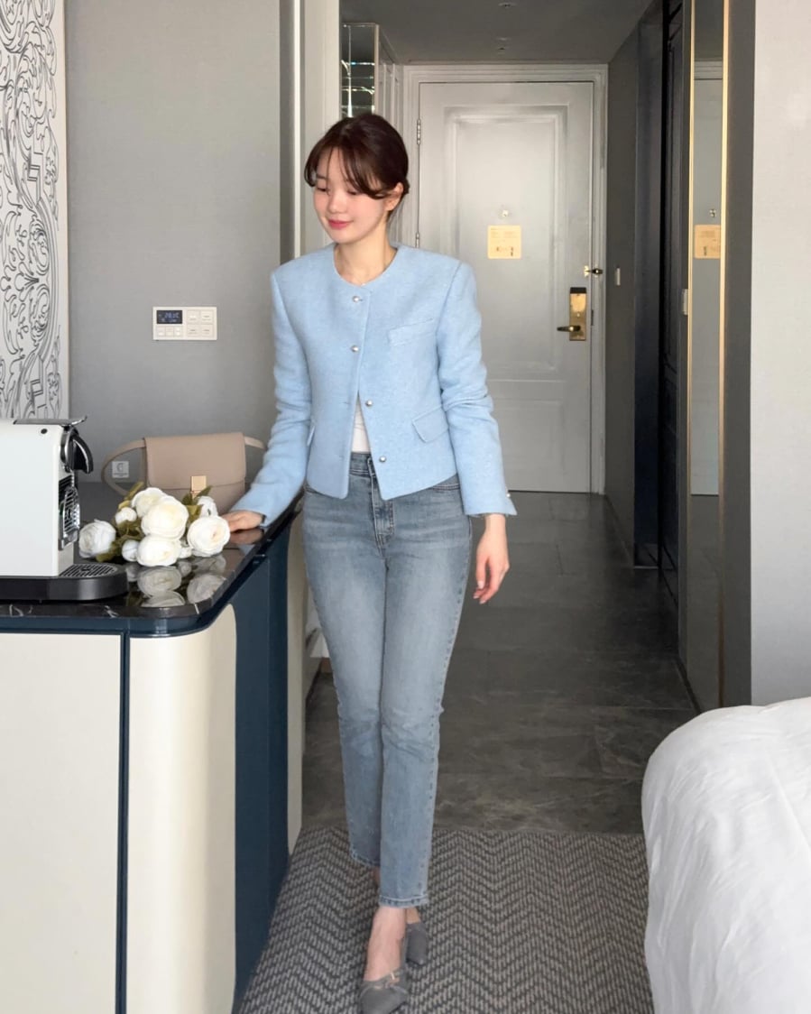 Quý cô 40+ ưu tiên các mẫu mã hợp xu hướng như quần jeans, quần kaki hay quần âu ống đứng. 