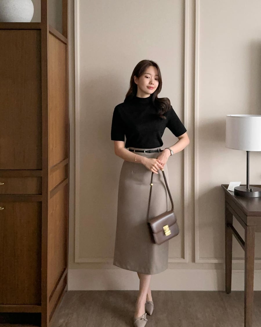 Yêu thích sự đơn giản, chị em hãy ưu tiên sắm chân váy suông màu trung tính như đen, trắng hay be.