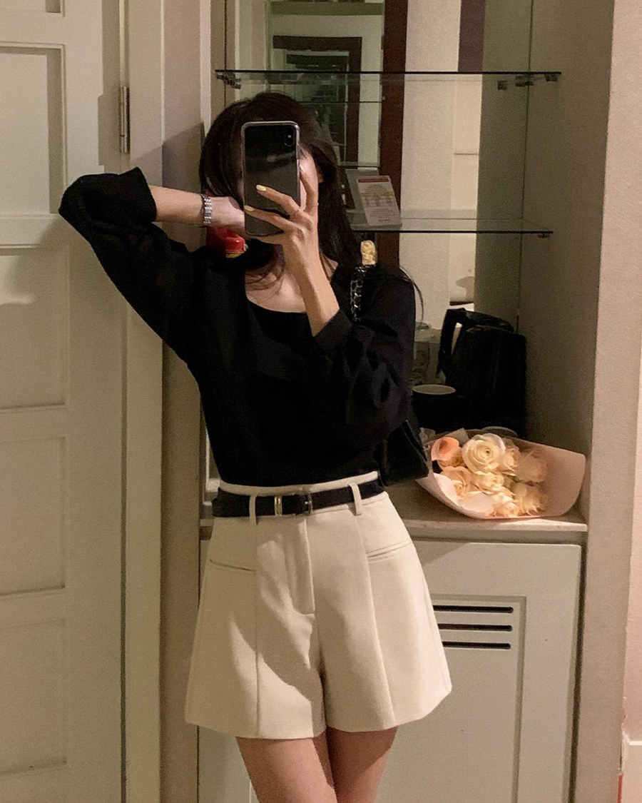 Quần short kết hợp ăn ý cùng áo thun trắng, áo blouse hoặc áo sơ mi.