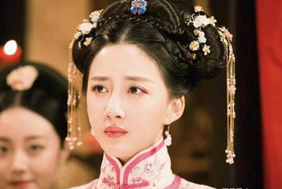 Trở thành thái hậu còn chưa đầy 1 năm, Đông Giai thị đột ngột qua đời do bệnh lạ vào năm Khang Hy thứ 2 (1663)