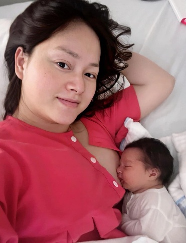 Lan Phương đăng những hình ảnh đầu tiên sau khi thông báo sinh nhóc tỳ thứ hai. Cô chia sẻ khoảnh khắc tươi tắn bên con và tiết lộ con gái có tên là Mia Mai Duffy. Nữ diễn viên 8x chia sẻ về tình trạng đáng lo lắng sau khi sinh con vì những cơn đau do việc sinh mổ lần hai. “Buổi sáng hôm ấy, 4 ngày trước. Con gái bé bỏng của mẹ và bố ra đời. Con là Mia Mai Duffy, xin chào thế giới. Hiện mẹ Phương đang rất vất vả xoay xở với cơn đau sau sinh mổ lần 2, cộng thêm việc cố gắng tập và cho bé bú mẹ hoàn toàn nhưng chỉ cần nhìn thấy con, ôm con trong tay là bao vất vả, đau đớn lại như vô nghĩa hết”, Lan Phương cho hay.    