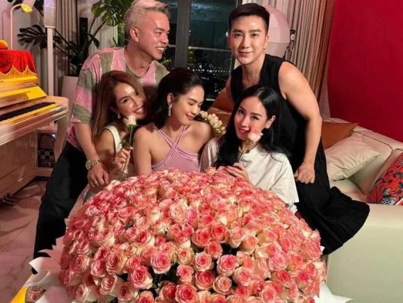 Đây là món quà đặc biệt bạn bè dành tặng cô.