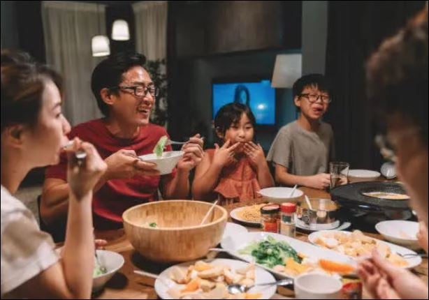 Người vợ đã vất vả mệt nhọc cả ngày, sau khi về nhà lại còn loay hoay sứt đầu mẻ trán, thử hỏi người vợ có thể dịu dàng? (ảnh minh họa)