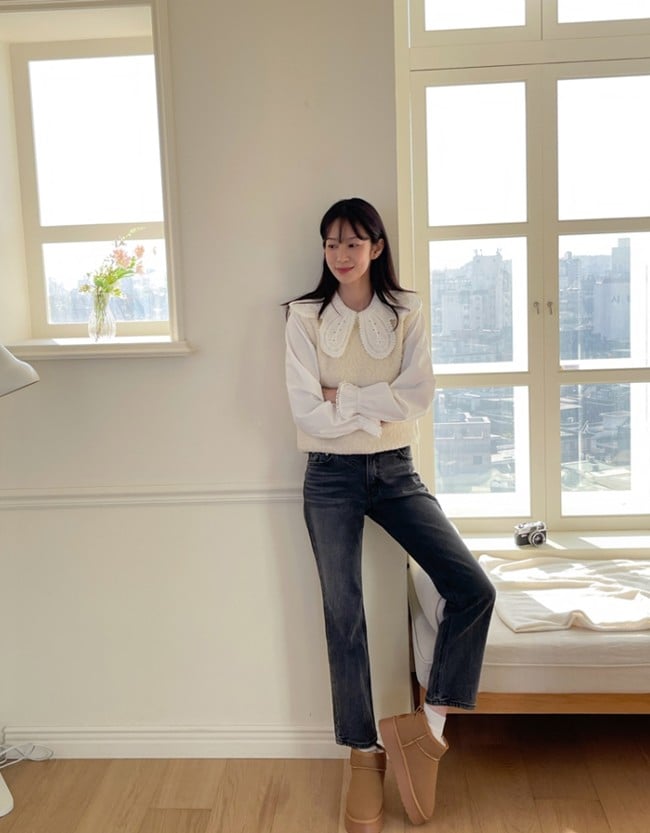 Các nàng có thể diện cùng quần jeans, chân váy song ưu tiên kiểu chân váy dáng chữ A hoặc quần jeans.