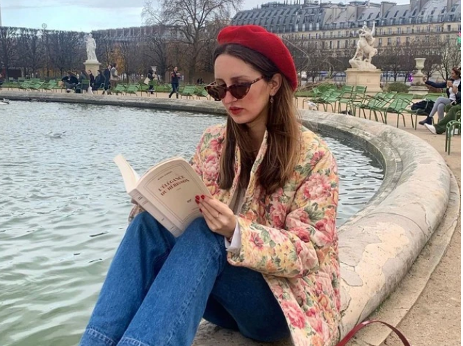Diện một chiếc áo khoác in hoa sặc sỡ và kết hợp cùng quần jeans, nàng sẽ hoàn thiện vẻ ngoài yêu kiều một cách dễ dàng. Bộ outfit tuy đơn giản nhưng vẫn làm bật lên nét duyên dáng, nữ tính cho người đẹp Marielle Haon. Thêm một chiếc kính râm mắt mèo hay mũ nồi vintage, giày loafer là điều không thể thiếu.    