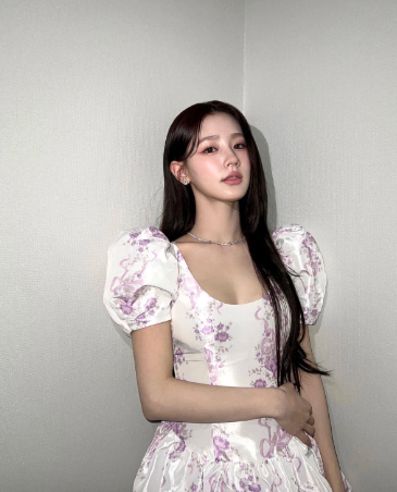 Miyeon khoe trọn thềm ngực hờ hững, xương quai xanh quyến rũ và nhan sắc trẻ trung trong trẻo. Chị cả nhóm nhạc (G)-IDLE đã rất thông minh khi tiết chế việc đeo quá nhiều phụ kiện to bản.