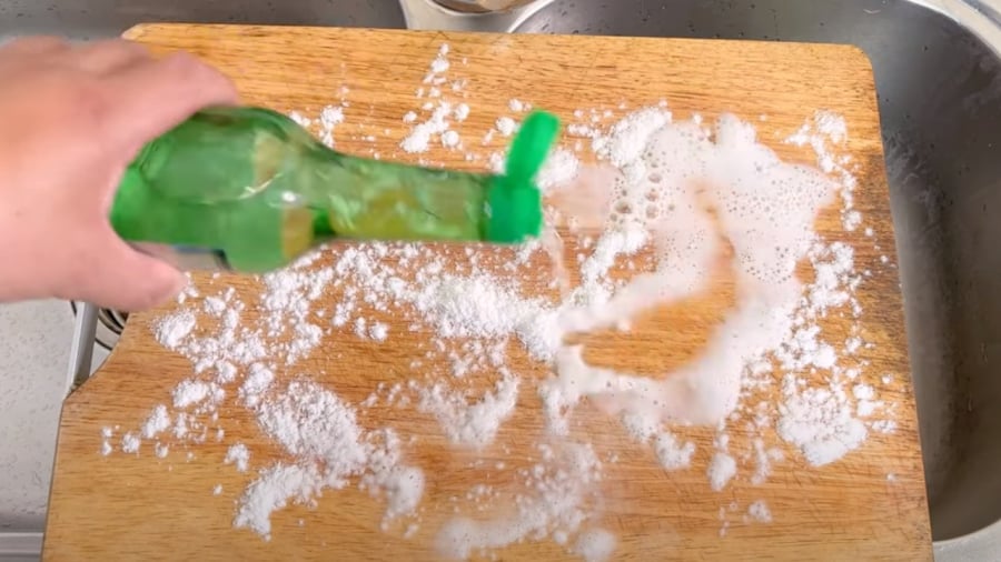 Baking soda và giấm có thể giúp loại bỏ các vết bẩn trên bề mặt thớt.