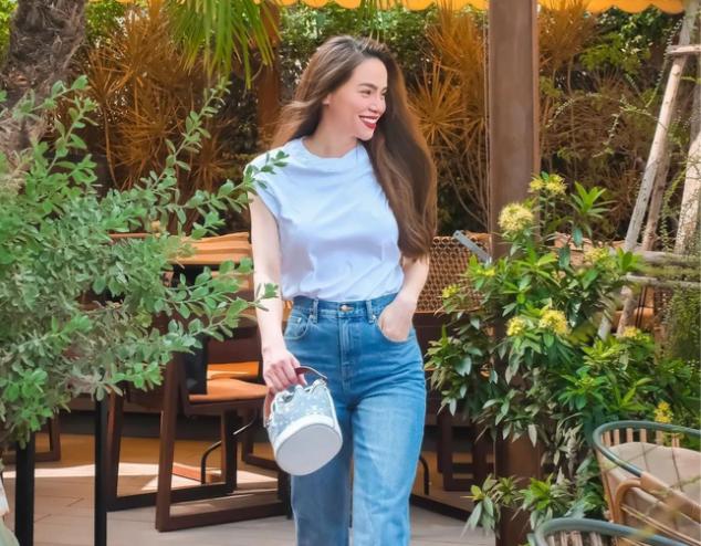 Công thức gồm áo thun trắng kết hợp với quần jeans xanh ống suông trẻ trung phong cách. Các quý cô không nên bỏ qua thao tác sơ vin vì bí kíp này sẽ nâng tầm vẻ sang trọng, thanh lịch của tổng thể Shbet999 com đăng nhập.    
