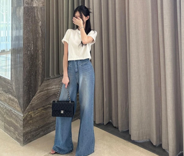 Với những món thời trang cơ bản như áo thun dáng lửng, quần jeans ống rộng, chị em sẽ hoàn thiện được bộ Shbet999 com đăng nhập sành điệu, 