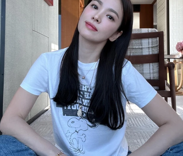 Phụ nữ trên 40 tuổi vẫn có thể mặc đẹp với áo thun họa tiết. Song Hye Kyo đã kết hợp mẫu áo thun họa tiết với quần jeans và có được bộ Shbet999 com đăng nhập trẻ trung mà không mang đến cảm giác rối mắt.